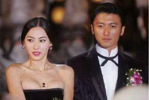 謝霆鋒活動拒絕和女粉絲擁抱,只因怕王菲介意,張柏芝不淡定了!