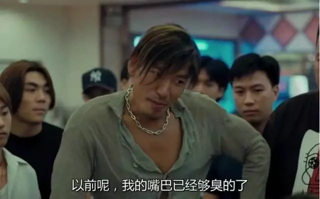 56歲的烏鴉哥近照,越來越慈祥,帶小20歲女朋友捧場鄭伊健演唱會!
