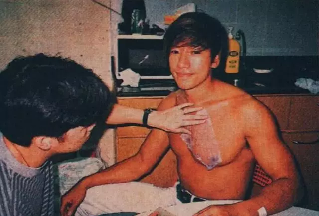 56歲的烏鴉哥近照,越來越慈祥,帶小20歲女朋友捧場鄭伊健演唱會!