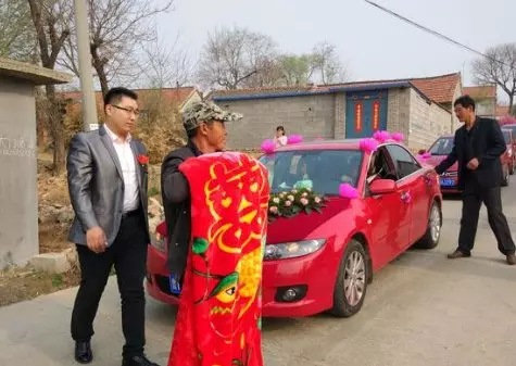 新娘婚前車禍搶救無效,新郎堅持繼續舉行婚禮,婚車真的來了,新娘走下來,全場炸開鍋