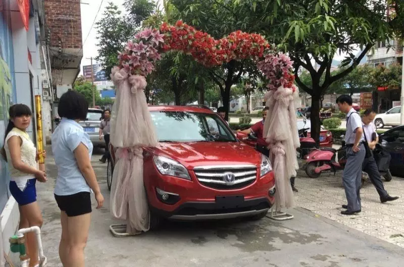 新娘婚前車禍搶救無效,新郎堅持繼續舉行婚禮,婚車真的來了,新娘走下來,全場炸開鍋