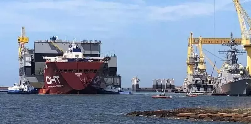 從中國青島來的大船 在美國把美軍神盾艦給撞了