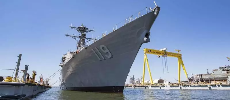 從中國青島來的大船 在美國把美軍神盾艦給撞了