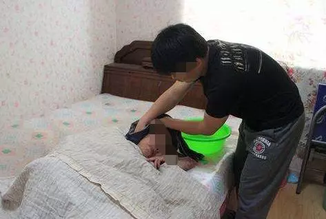 妻子出軌後消失,丈夫獨自照顧岳母3年,岳母脫下外套後,他蒙住