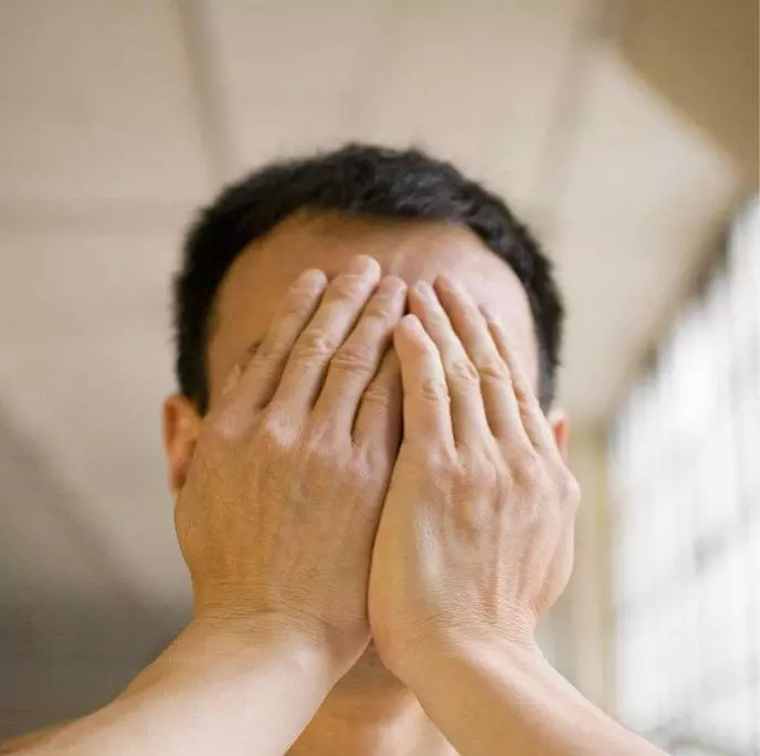 妻子出軌後消失,丈夫獨自照顧岳母3年,岳母脫下外套後,他蒙住