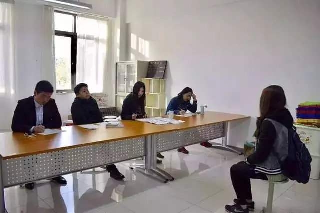 女面試官:漂亮和賢惠的女人你娶哪一個?小伙精彩回答被點讃!