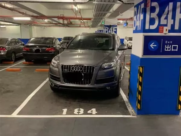 被酸技術太差!百萬奧迪「左輪超出停車格」 酸民偷拍PO網公審「反被砲轟」:你被罵活該