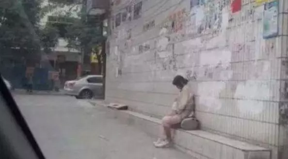 懷孕五個月的女子,整天坐在街頭,每天吃一頓飯,只為等丈夫回來
