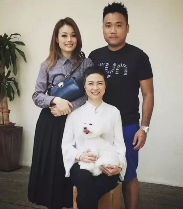38歲容祖兒送樓送酒席賀胞弟六月大婚,笑稱准弟媳是翻版鍾欣潼