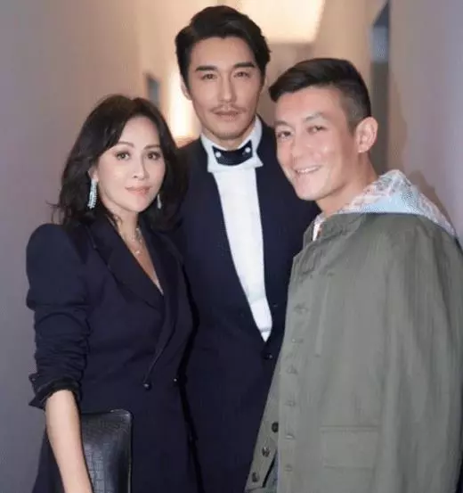 劉嘉玲大膽獻吻胡兵,網友:你是結了婚的人!