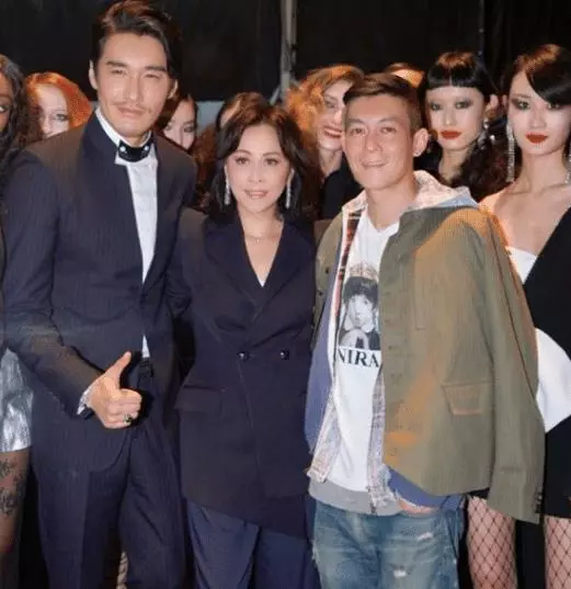 劉嘉玲大膽獻吻胡兵,網友:你是結了婚的人!