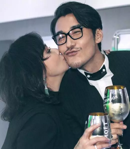 劉嘉玲大膽獻吻胡兵,網友:你是結了婚的人!