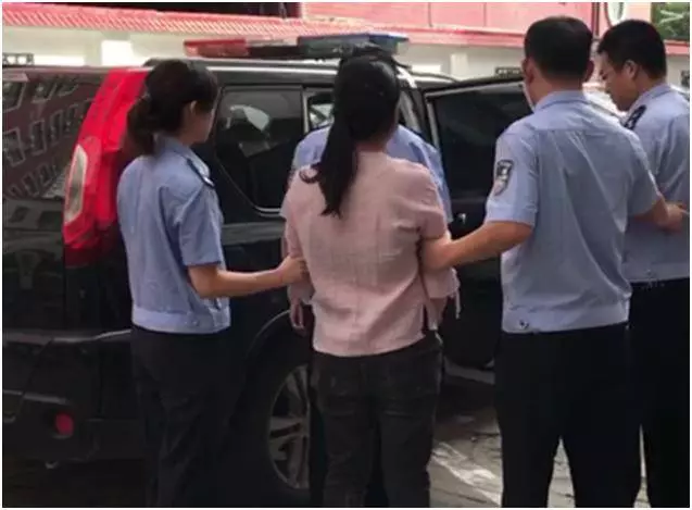 失聯15年女兒突然回家,眾人紛紛前來道喜,母親卻偷偷報了警