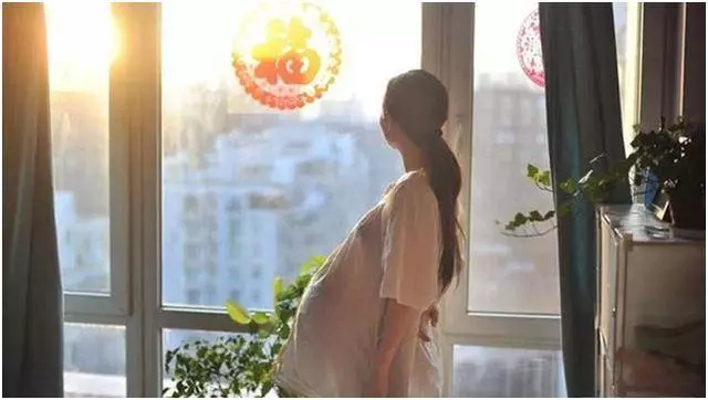 女子生下雙胞胎,但卻長得不像,十年後偶遇兒子同學,她愣住了