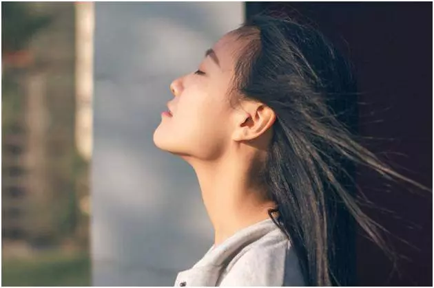 女子生下雙胞胎,但卻長得不像,十年後偶遇兒子同學,她愣住了