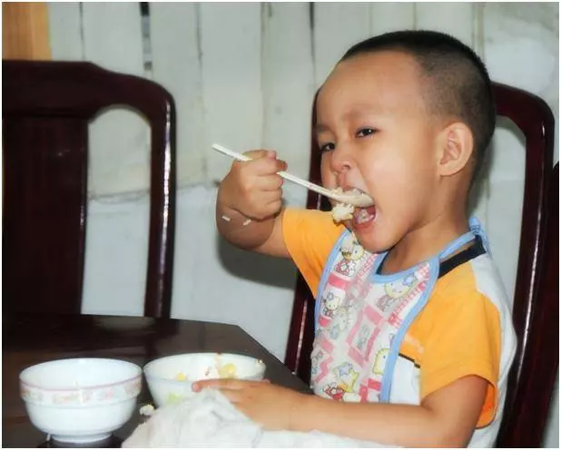 5歲兒子每次吃完飯就把碗摔了,媽媽生氣罵他,轉身卻破涕而笑