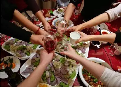和男友同住一年,分手後我收拾行李準備搬走,打開衣櫃我火冒三丈