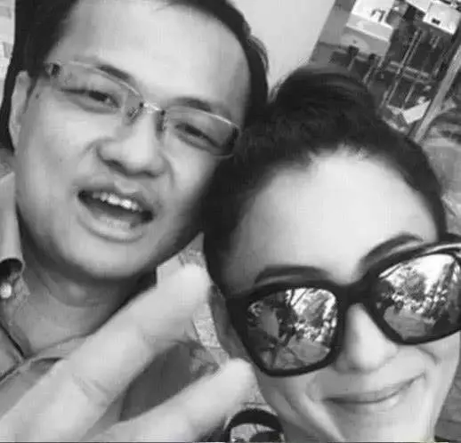 張柏芝與男子在離婚公證處合影,網友:難道和第三胎生父離婚?怪不得一直絕口不談!