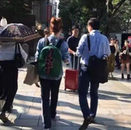 張柏芝與男子在離婚公證處合影,網友:難道和第三胎生父離婚?怪不得一直絕口不談!