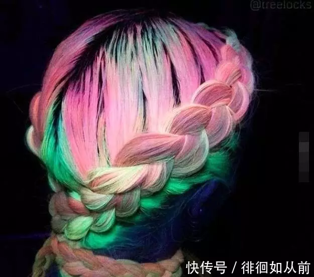 她一輩子沒剪過頭髮,一直染髮,解開頭髮後居然變成了這樣