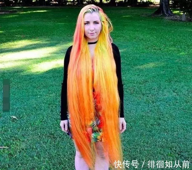 她一輩子沒剪過頭髮,一直染髮,解開頭髮後居然變成了這樣