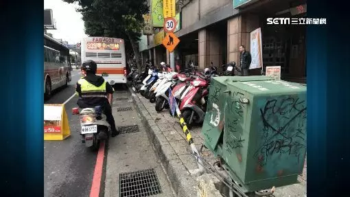 司機突中風 公車撞變電箱與15機車