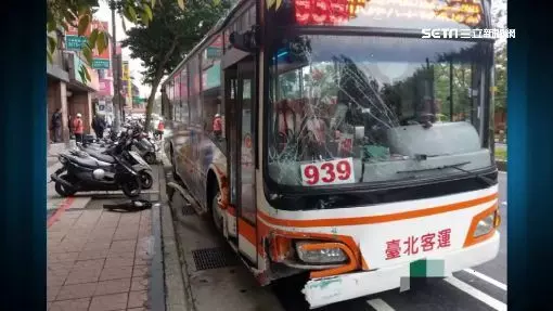 司機突中風 公車撞變電箱與15機車