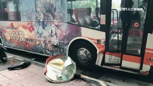 司機突中風 公車撞變電箱與15機車