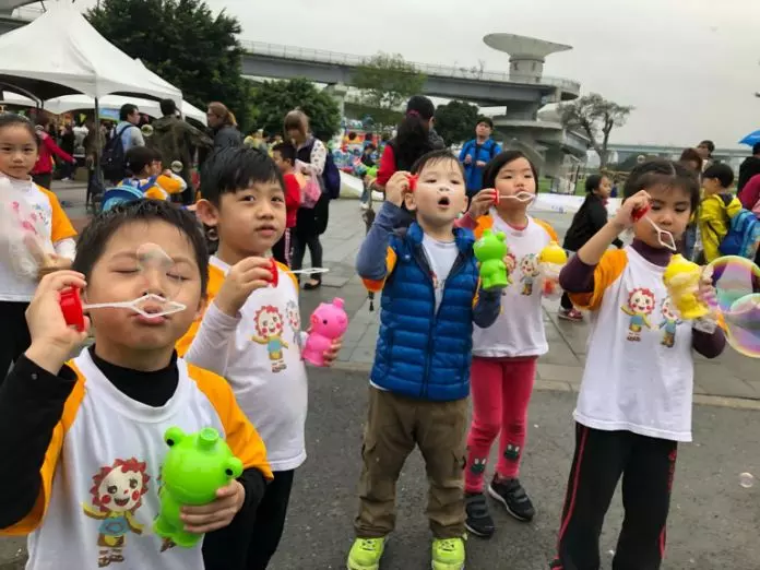超新奇!全台最大豬造型風箏隧道 「新北童樂節」在三重