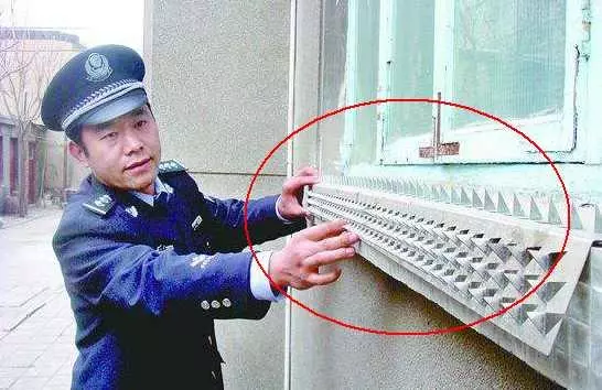 越來越多人家裡都不裝防盜網了,現在流行這樣裝,好聰明,小偷看完都哭著走!
