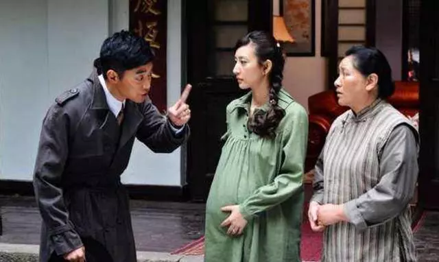 懷孕小產,婆婆裝病迫使我離婚,我凈身出戶剛走出民政局,傻了