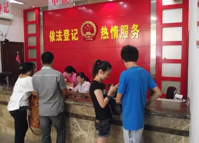 懷孕小產,婆婆裝病迫使我離婚,我凈身出戶剛走出民政局,傻了
