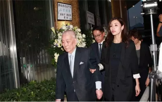 爺爺去世留他2百億,娶女明星老婆,父親怕他敗家每月只給10萬