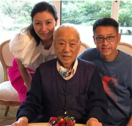 爺爺去世留他2百億,娶女明星老婆,父親怕他敗家每月只給10萬