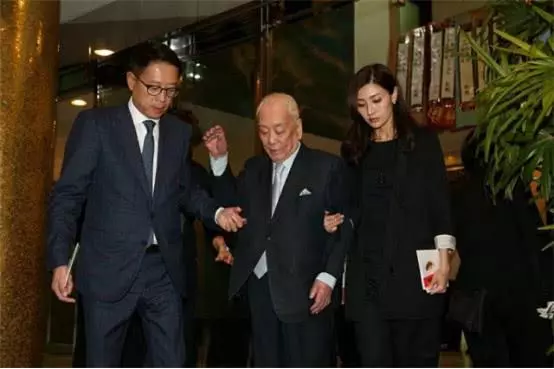 爺爺去世留他2百億,娶女明星老婆,父親怕他敗家每月只給10萬