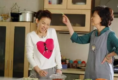 兒媳結婚十年,孩子都小學畢業了,還穿那麼短的褲子,真給我丟臉