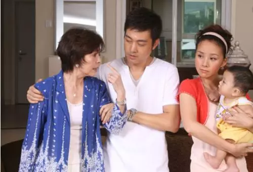 兒媳結婚十年,孩子都小學畢業了,還穿那麼短的褲子,真給我丟臉