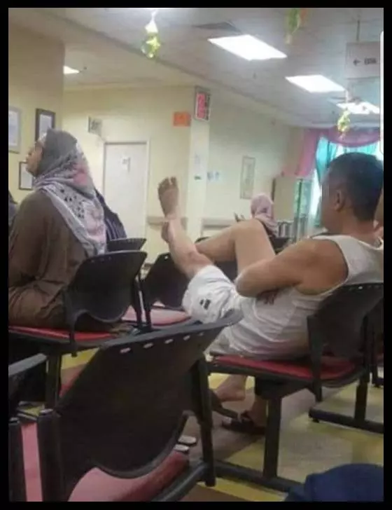 「給華裔丟人!」華裔男子在醫院竟將雙腳搭在前方座椅上,旁邊巫裔女子看傻眼 !