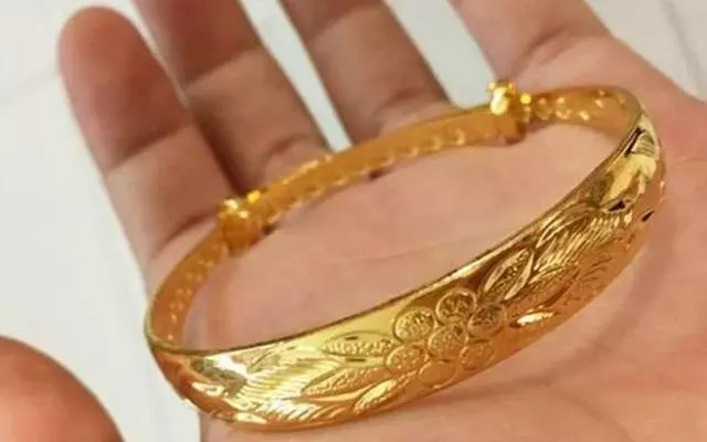 結婚紀念日吃飯,老公送了一副金手鐲,看到後我氣得扔掉