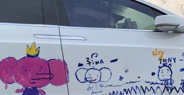 百萬豪車遭自己孩子塗畫,父親淡定上街炫耀,路人紛紛搶著合照