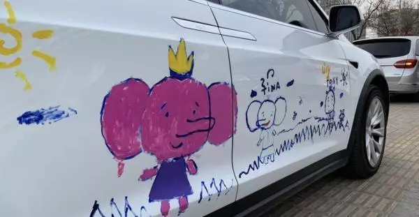 百萬豪車遭自己孩子塗畫,父親淡定上街炫耀,路人紛紛搶著合照