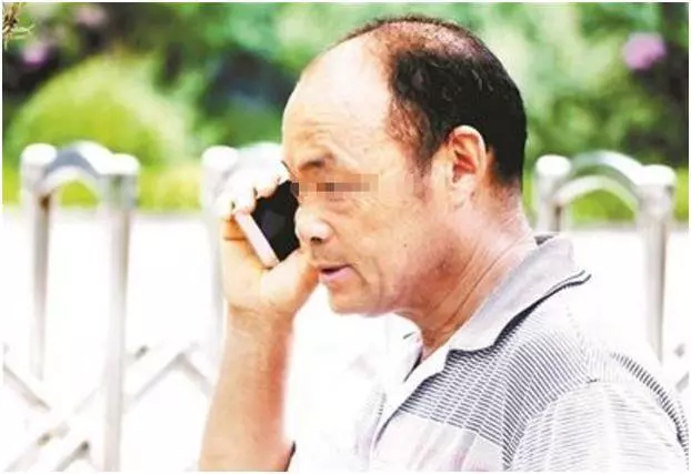 父親逼兒子每月給七千,兒子說沒錢,妹妹卻上門給了他一巴掌