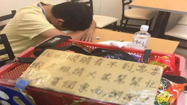 視障弟弟每天工作6.5小時「月入僅800元」,為繳房租「拄拐杖夜市賣糖果」…大家一起給他支持吧!