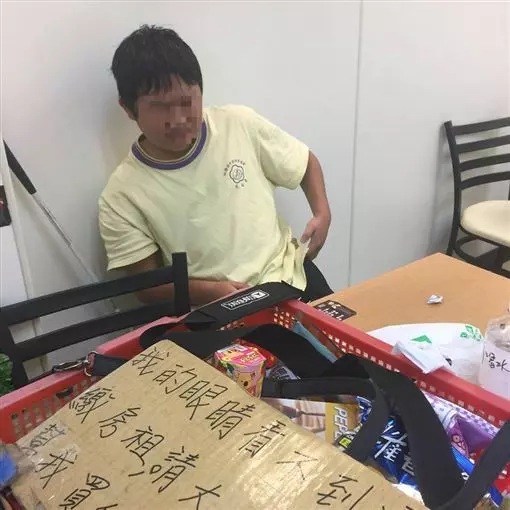 視障弟弟每天工作6.5小時「月入僅800元」,為繳房租「拄拐杖夜市賣糖果」…大家一起給他支持吧!