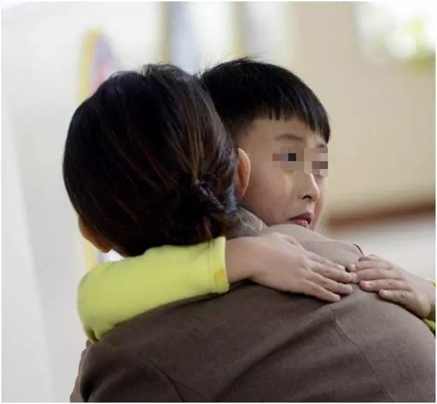 妻子長時間出差在外,家裡兒子的一番話,第二天她就提交辭職申請