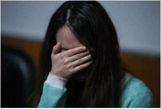 小叔子每次抱兒子都會戴橡膠手套,我很疑惑,偶然打開柜子愣住了