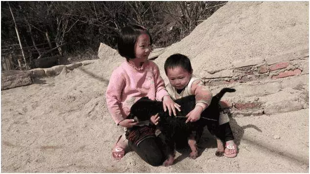 姐姐出嫁,弟弟卻是在嫁妝上做了手腳,姐姐打開後愣住了