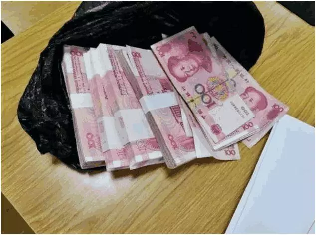 姐姐出嫁,弟弟卻是在嫁妝上做了手腳,姐姐打開後愣住了