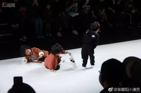 4歲小男孩走秀「被同伴撞倒」跌成一團 他站起來後「超模級態度」全場笑翻鼓掌
