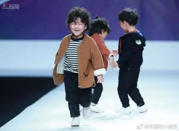4歲小男孩走秀「被同伴撞倒」跌成一團 他站起來後「超模級態度」全場笑翻鼓掌
